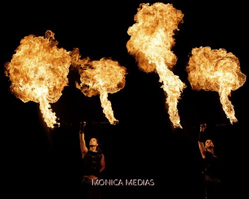 Un duo de jongleurs-cracheurs de feu fait voler les flammes