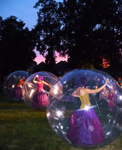 Les danseuses realisent de maniere synchronisee des figures dans leurs bulles pour un spectacle nocturne