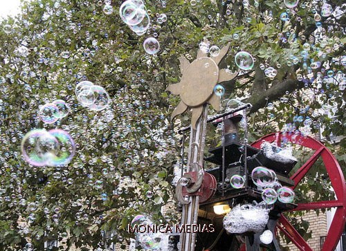 La merveilleuse mecanique au milieu des bulles dans les arbres