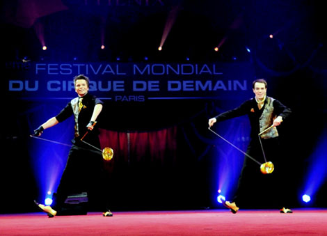 Deus jeunes jongleurs tres prometteurs realisent en meme temps une figure avec leur diabolo respectif