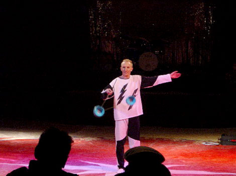 Le jongleur Nicolas sur la piste de cirque termine son numero de diabolo