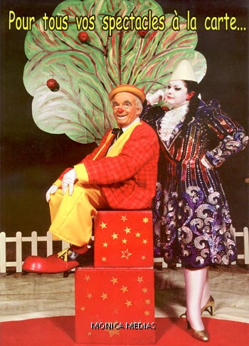 Clown blanc et l'auguste assis sur une caisse prets pour le spectacle