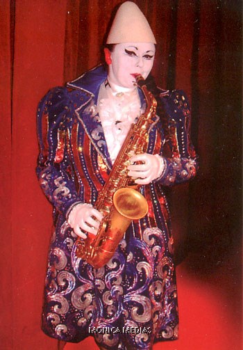 Le clown blanc joue du saxophone