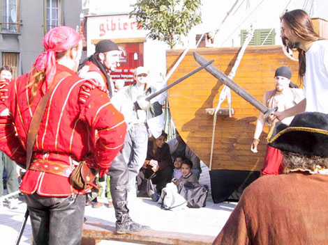 Les passants assistent a des combats de sabre entre les membres de l'equipage