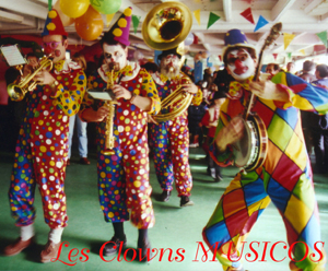 Les clowns musiciens jouent de la musique traditionnelle de cirque dans la bonne humeur