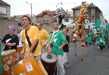 Les musiciens de la batacuda bresilienne deambulent dans la rue pour une parade