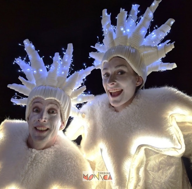 Spectacle blanc lumineux musical deambulatoire des flocons et neiges de noel Spectacle blanc lumineux musical deambulatoire des flocons et neiges de noel
