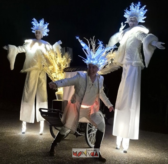 Echassiers en parade sur le theme du Noel lumineux en blanc Echassiers en parade sur le theme du Noel lumineux en blanc