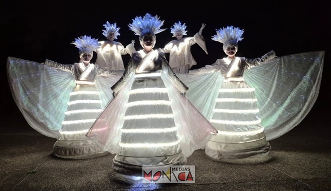 La Parade lumineuse des flocons de Noel sur échasses et gyropodes La Parade lumineuse des flocons de Noel sur échasses et gyropodes