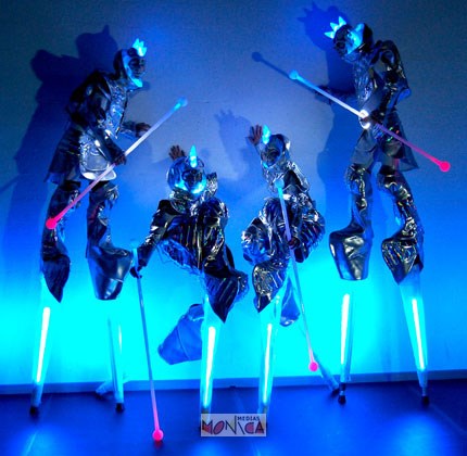 Ces echassiers lumineux futuristes dansent lors de leur parade
