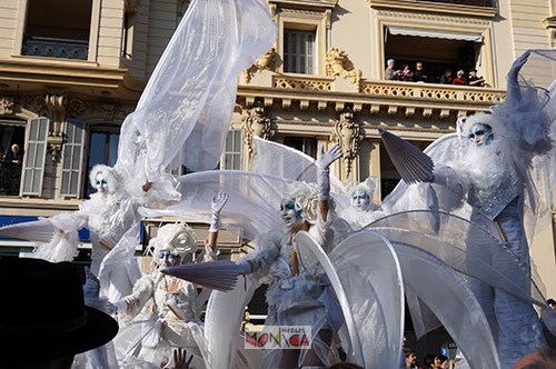 Les echassiers blancs des gondoles de Venise font leur theatre de rue