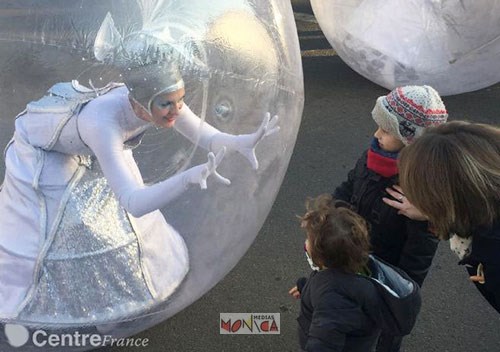 Danseuse de lumiere en bulle en spectacle de feerie pour enfants