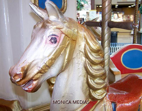 Manege carrousel enfantin d interieur avec chevaux