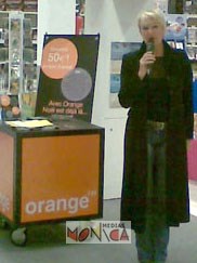Animatrice commerciale sonorisee lors d un evenement Orange