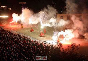 Une compagnie déambulatoire d'artistes pyrotechniques enlumine la nuit  dans un spectacle feux d'artifice sur la place de la ville 