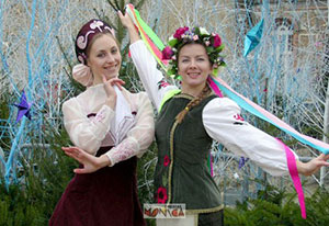 Danseuses folkloriques ukrainiennes en chemises et coiffes vegetales