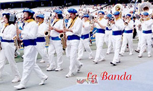 Banda ou orchestre deambulatoire basque avec cuivres et percussions en costumes blancs bérets et ceintures de flanelle