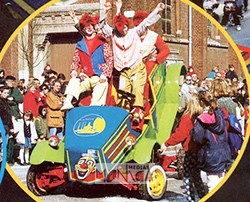 Char de carnaval avec carrosserie à verins piloté par 4 clowns dans une fete de ville