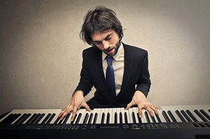 Musicien french touch jouant du piano lors d un concert electro triphop