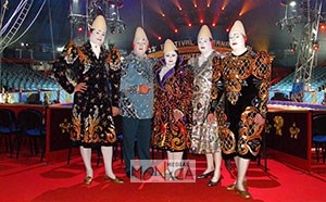 5 clowns augustes sur tapis rouge sous le chapiteau du festival du cirque de monaco