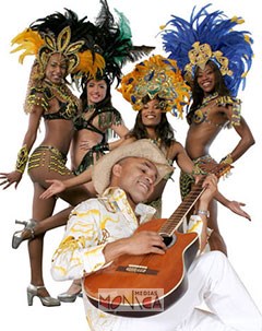 Danseuses bresiliennes et orchestre tropical dans un carnaval de rue