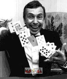 Un magicien mentaliste fait voler un paquet de cartes entre ses doigts experts