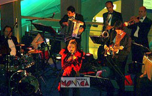 Orchestre de variété française et jazz avec chanteuse en concert lors d une fete de ville