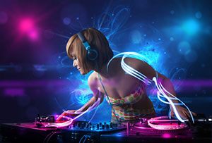 Femme DJ mixant avec ses platines de la musique techno et house dans une soiree discotheque