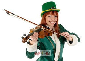 Jeune musicienne irlandaise en costume vert de la saint patrick souriant derriere l archet de son violon