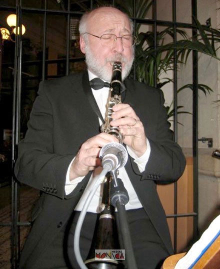 Le saxophoniste du groupe souffle dans son instrument