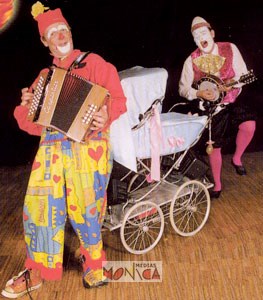 Un duo d'accordeonistes habilles en clown jouent sur scene