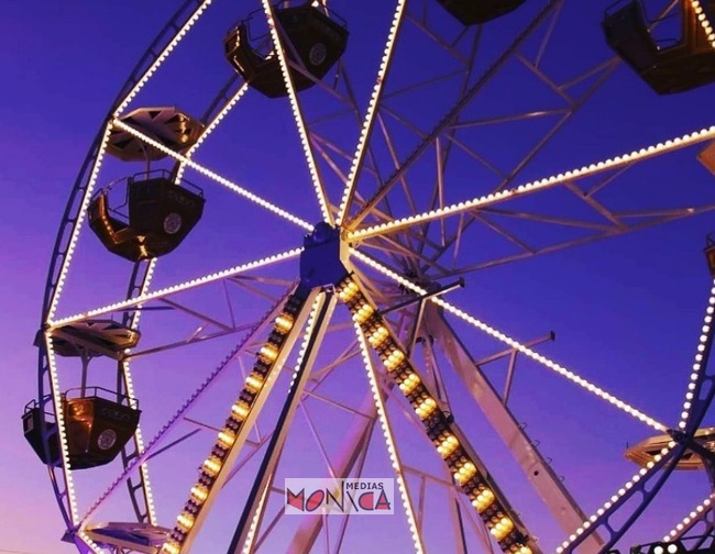 Grande Roue d Amour de 20 mètres de hauteur Grande Roue d Amour de 20 mètres de hauteur