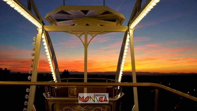 Grande roue 1900 lumineuse au dessus de Paris Grande roue 1900 lumineuse au dessus de Paris