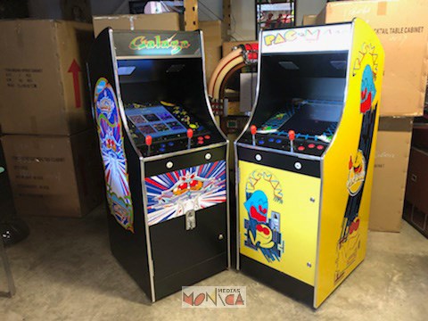 Bornes jeux video vintage PacMan annees 80 pour 2 joueurs avec manettes et boutons a louer