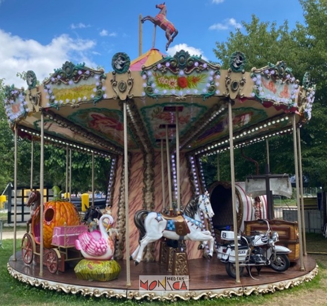 Carrousel forain a louer avec chevaux auto moto et animaux Carrousel forain a louer avec chevaux auto moto et animaux