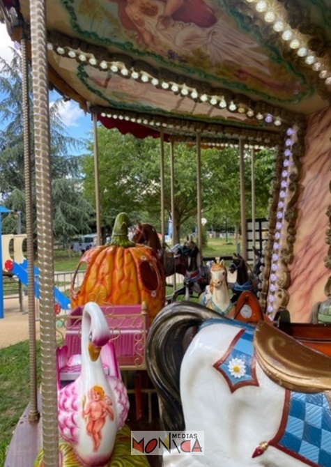Carrousel de fete foraine avec chevaux citrouille cygne en location Carrousel de fete foraine avec chevaux citrouille cygne en location