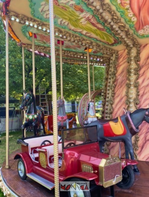 Carrosuel forain avec peintures de luxe a louer Carrosuel forain avec peintures de luxe a louer