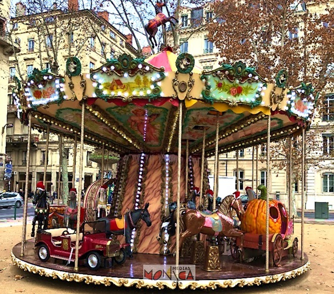 Carrousel des Chevaux de Salon 1900 a louer Carrousel des Chevaux de Salon 1900 a louer