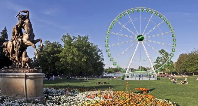 Belle grande roue sur jardin ou parc pour fete de ville ou d'entreprise Belle grande roue sur jardin ou parc pour fete de ville ou d'entreprise