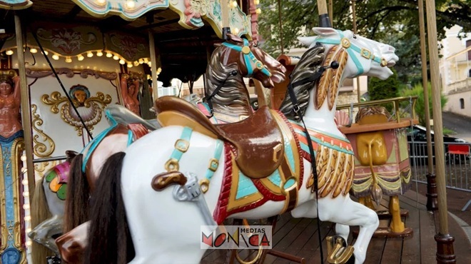 Le manege au carrosse de princsse et balancoires a l italienne Le manege au carrosse de princsse et balancoires a l italienne