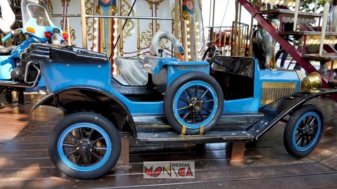 Carrousel ancien avec voitures et chevaux a louer Carrousel ancien avec voitures et chevaux a louer