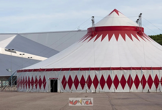 location de chapiteau pour spectacle de cirque de noel exposition  fete d entreprise ou de famille
