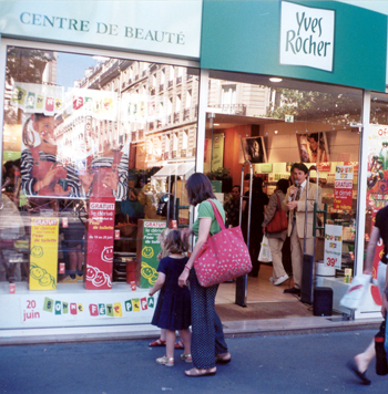 Animateur commercial micro dans une boutique pour des produits cosmetiques