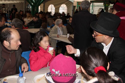 Le magicien en close-up devant enfants et adultes attables