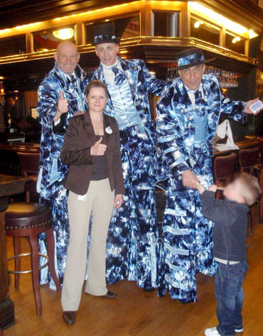 Les trois grands magiciens cloturent leur spectacle accompagnes de l'organisatrice de la soiree