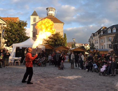 Greg realise un jet de flamme impressionnant en position debout