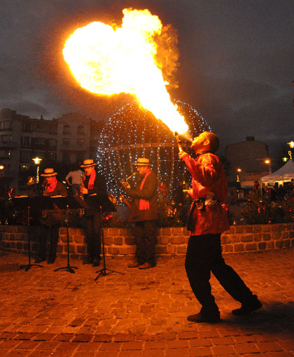 Ce cracheur de feu enflamme le ciel