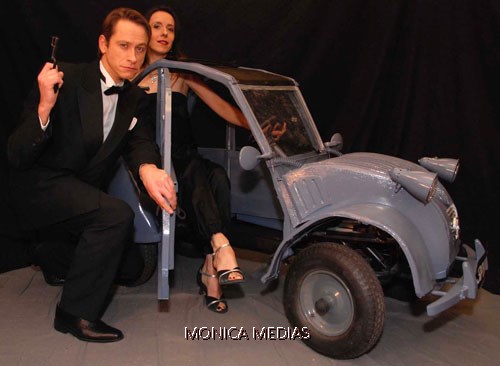 James Bond et sa James Bond girl adorent la 2 CV