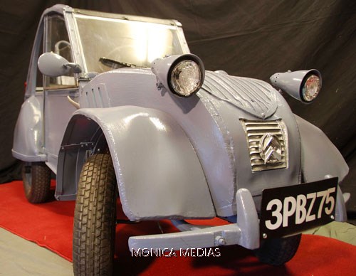 La 2 CV est prete pour le spectacle et fait son cinema