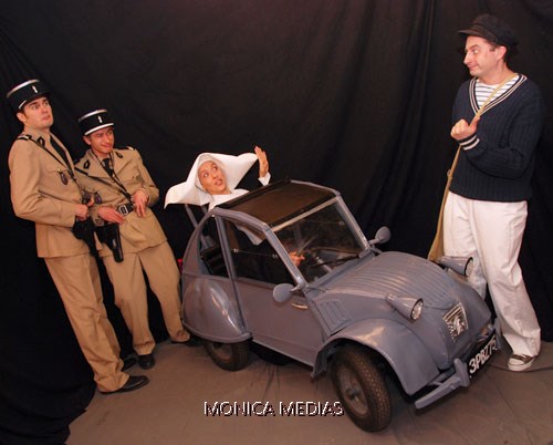 Les gendarmes de st-tropez avec soeur Clotilde accompagnee du marechal des logis chef Cruchot